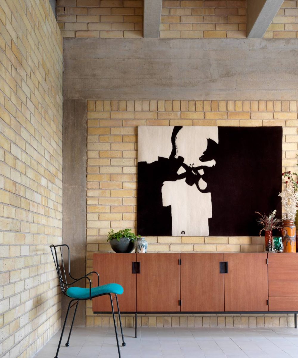 Antelope-race-furniture-ernest-race25